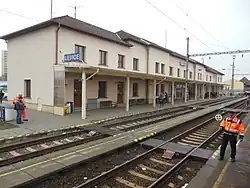 Pohled na staniční budovu.