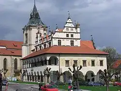Renesanční radnice s vyobrazeními občanských ctností