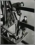 Lewis Hine (1874-1940): Tři nýtovači, Empire State Building, 1931, bromostříbrná fotografie, Musée de l’Élysée, Lausanne