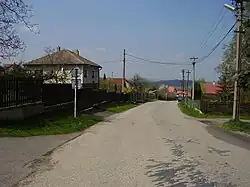 Hlavní ulice ve Lhotce