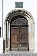 Vchod do kostela s pamětní deskou