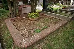 Libčice nad Vltavou, evangelický hřbitov - hrob s někdejší plastikou Nářek proroka od Františka Bílka.jpg