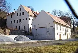 Libeň, budovy zámeckého pivovaru, přes plot.jpg