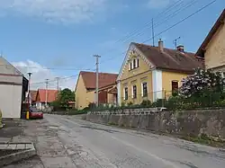 Usedlosti v ulici směrem na Řepníky