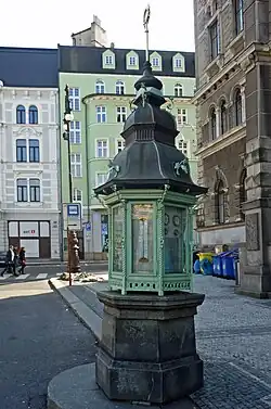Meteorologický sloup při zadním průčelí liberecké radnice