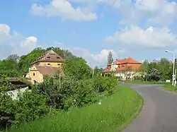 Budovy hospodářského dvora s novobarokní hospodou