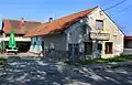 Restaurace a obchod u řeky