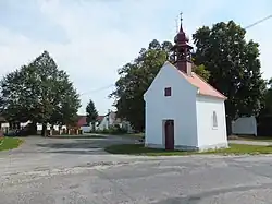 Náves s kaplí