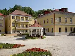 Lázeňská kolonáda s budovou ředitelství lázní a lázeňským penzionem Moravěnka