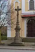 Kříž před kostelem