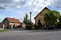 Zástavba při hlavní ulici procházející obcí