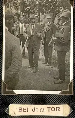 Johannes Koditek provádí návštěvníky (v roce 1931)