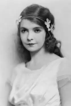 Lillian Gishová na portrétní fotografii od Charlese Albina (1922)