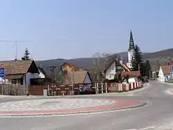 Centrum obce, v pozadí evangelický kostel