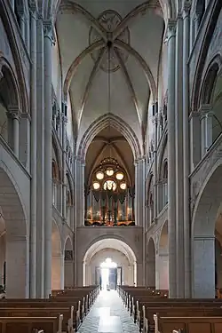 Pohled od křížení lodí směrem k západu