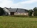 Jeden z opuštěných chátrajících domů
