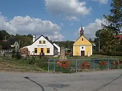 Střed obce s obecním úřadem a kaplí Navštívení Panny Marie