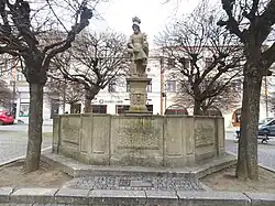Lipník nad Bečvou, kašna se souchou sv. Floriána.jpg