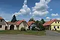 Severní část návsi s památkově chráněnou usedlostí čp. 7