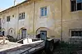 Dochované barokní členění dvorního průčelí zámecké budovy