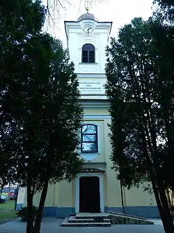 Pohled na průčelí kostela s portálem a věží