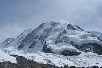 Visuté ledovce se seraky na Lyskammu ve Švýcarsku
