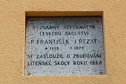 Pamětní deska Františka Josefa Řezáče u vchodu Základní školy v Litni.