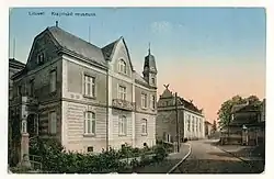 Historický pohled do dnešní Husovy ulice v Litovli. Dominantní stavbou na fotografii je Sochova vila vlevo. Za ní se nachází budova sokolovny.