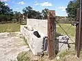 Moderní kamenné koryto v blízkosti Empire Ranch v Arizoně