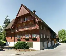 Loackerhaus v Dornbirnu s rokokovými malbami na spodní straně štítových stříšek