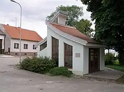 Kaple svaté Anežky České na návsi v Ločenicích