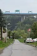 Ulice Na Drážkách a Lochkovský most