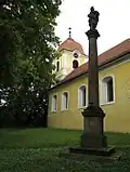 Lochovice, sloup se sochou Panny Marie.jpg
