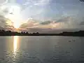 Lodenický rybník, za ním siluety lodenických domů