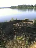 Loděnický rybník. Na jeho odtoku říčka pokračuje.