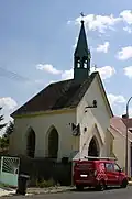 Lom - kaple v horní části města.JPG