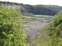 Pohled do lomu Požáry II z nejvyššího bodu stezky