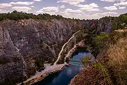 Pohled na lom a jezero