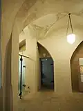 Lomené oblouky ve střední stěně (Holclinův dům)