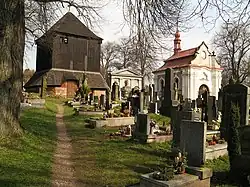 Lomnice_nad_Popelkou,_hřbitovní_kaple_sv._Jana_Křtitele_a_dřevěná_zvonice.jpg