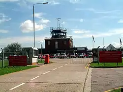 Terminál pro cestující s kontrolní věží na letišti Biggin Hill