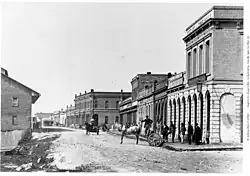 Pohled na sever na ulici Wharf z ulice Fort, Victoria, Britská Kolumbie, 1866–1870