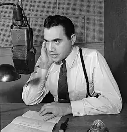 Komentátor Lorne Greene vysílající přes národní síť CBC, 1942