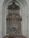 Reliéf Křest Ježíše Krista v závěru presbytáře