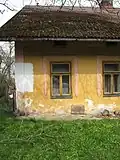 Okna jednoho z domů