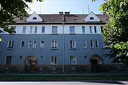 Louny - domy čp. 1068 a 1069 v Husově ulici, součást tzv. Osmidomů (1).jpg