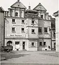 Budova kolem roku 1930 s nově proraženým vchodem do přízemí