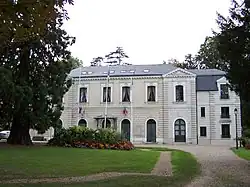 Radnice v Louveciennes, někdejší zámek Beauséjour