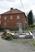 Místní dům a pomníkem