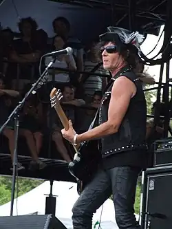 Daniel Ash spolu se skupinou Love and Rockets na festivalu Lollapalooza v roce 2008